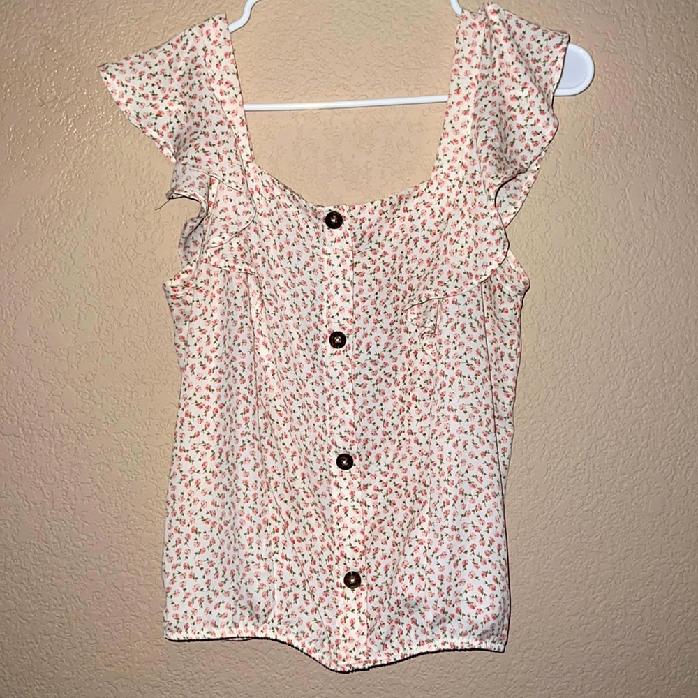 Sleeveless floral top with buttons